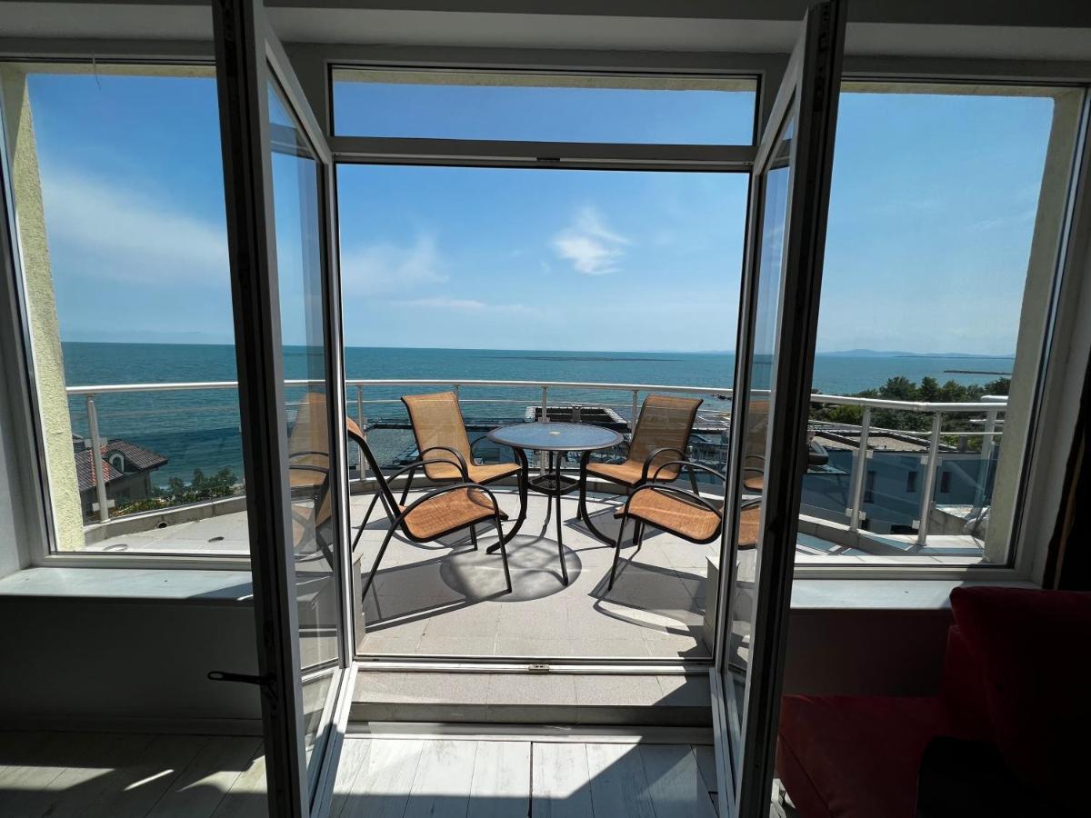 Modern Beachfront Apartment With Pool 라브다 외부 사진